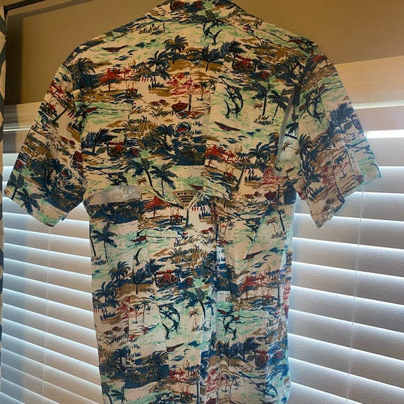 Men’s short sleeve button up - Picture 2 of 2